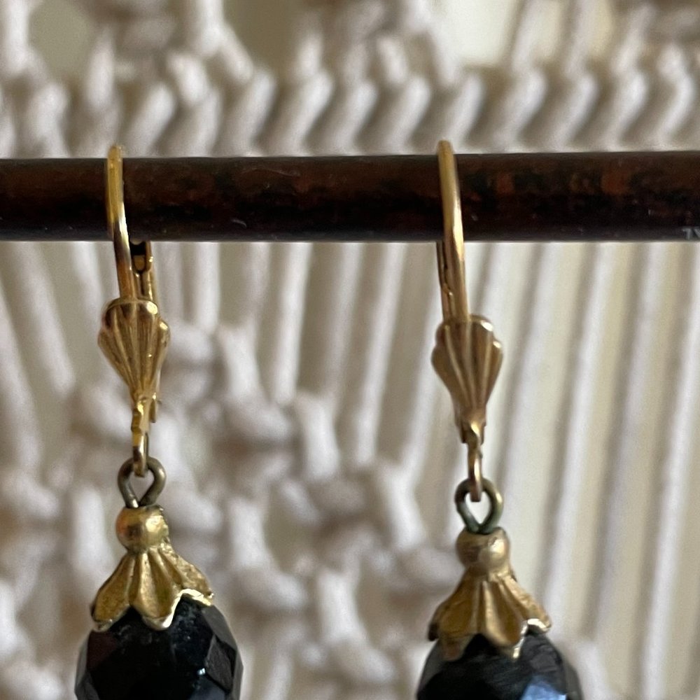 WOMENS JEWELRY EARRINGS WIRE DANGLE FRENCH CLOSURE DEEP PURPLE STONE W/GOLD WIRE